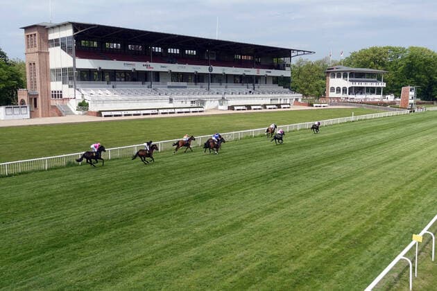 Bilder des Jahres 2020, Sport 05 Mai Sport Themen der Woche KW19 10.05.2020, Hoppegarten, Brandenburg, GER - Pferde und Jockeys vor der leeren Tribuene aufgrund der Coronapandemie. Galopprennbahn Hoppegarten. (Pferde, Jockeys, Tribuene, Anlage, Ansicht, Geisterrennen, Vogelperspektive, Aufsicht) 200510D506HOPPEGARTEN.JPG *** 10 05 2020, Hoppegarten, Brandenburg, GER Horses and jockeys in front of the empty tribune due to corona pandemic gallop race track Hoppegarten Horses, jockeys, tribune, layout, view, ghost race, birds eye view, top view 200510D506HOPPEGARTEN JPG