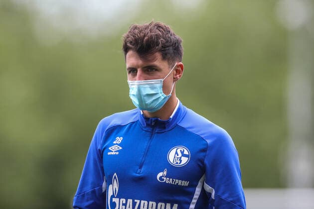 POOLFOTOS 12 05 2020 Training FC Schalke 04 12 05 2020, Football, Season 2019 2020, Bundesliga, POOLFOTOS Training FC Schalke 04, Alessandro Schöpf FC Schalke 04 with protective mask Quelle FC Schalke 04 RHR FOTO Tim Rehbein Gelsenkirchen Veltins Arena NRW Germany