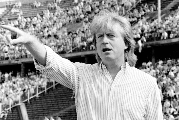 Coach Winfried Schäfer showing, gesticulating KSC action upper body upper body sport football football DFL Bundesliga men season 1990 1991 25 08 1990 Hertha BSC Berlin vs. Karlsruhe SC DFL regulations prohibit any use of photographs as image sequences and or quasi video