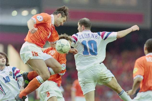 22 06 1996, European Football Championship 1996, quarter final, France Netherlands 5 4 n E , re , Zinedine Zidane France , Danny Blind Netherlands , Johan de Kock Netherlands Liverpool Anfield Stadium England Team2