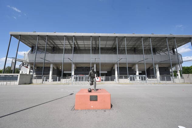 13 05 2020, Football GER, Regionalliga West, Season 2019 2020, SC Rot Weiss Essen, Bronze statue of football legend Helmut Rahn in front of the stadium Essen an der Hafenstrasse, Essen North Rhine-Westphalia Germany Team2