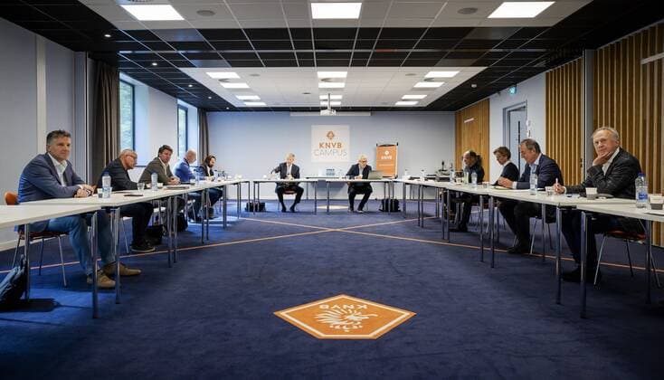 Bilder des Jahres 2020, Sport 05 Mai Sport Themen der Woche KW20 Sport Bilder des Tages Fußball, Treffen zu den finanziellen Auswirkungen der Corona-Krise auf den niederländischen Fußball Initiator and player broker Rob Jansen, director KNVB Eric Gudde and all interest groups prior to a consultation in the KNVB Sports Center in Zeist, The Netherlands on Thursday 14 May. The main interest groups in Dutch professional football discuss the major financial consequences of the corona crisis. ANP ROBIN VAN LONKHUIJSEN xVIxANPxSportx xxANPxIVx 410527570