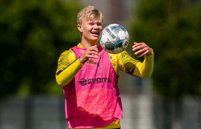 Training Borussia Dortmund am 14 05 2020 Thursday 14 05 2020, 1 Football Bundesliga Season 19 20 Training in Dortmund, BV Borussia Dortmund Training Erling Haaland BVB , laughing,laughing,laughing, laughing, optimistic,good-humoured, action,single picture,cut single motif,half figure,half figure Poolfoto BVB Alexandre Simoes