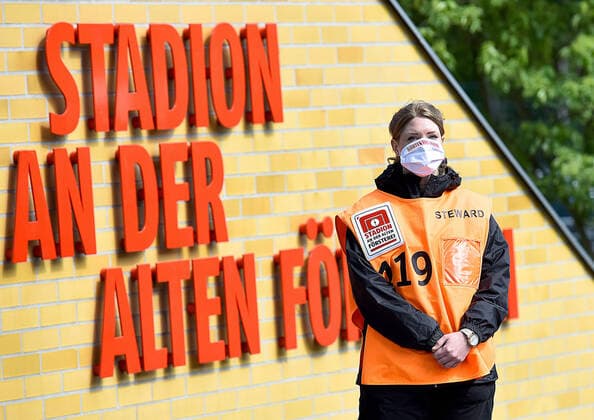 Bilder des Jahres 2020, Sport 05 Mai Sport Themen der Woche KW20 Sport Bilder des Tages 17.05.2020, xlakx, Fussball 1. Bundesliga, Saison 19 20, Spieltag 26,1. FC Union Berlin - FC Bayern Muenchen emspor, v.l.Steward mit Schutzmaske vorm Stadion an der alten Foersterei Nur für journalistische Zwecke. Only for editorial use. (DFL DFB REGULATIONS PROHIBIT ANY USE OF PHOTOGRAPHS as IMAGE SEQUENCES and or QUASI-VIDEO) Koepenick *** 17 05 2020, xlakx, Fussball 1 Bundesliga, Season 19 20, Matchday 26,1 FC Union Berlin FC Bayern Muenchen emspor, v l Steward with protective mask in front of the stadium at the old Foersterei Only for journalistic purposes Only for editorial use DFL DFB REGULATIONS PROHIBIT ANY USE OF PHOTOGRAPHS as IMAGE SEQUENCES and or QUASI VIDEO Koepenick
