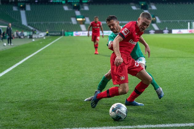 SV Werder Bremen vs Bayer 04 Leverkusen, 18.05.2020 Florian Wirtz (Leverkusen 27), LEONARDO BITTENCOURT (WERDER BREMEN 10) Fussball: 1. Bundesliga: Saison 19 20: 26. Spieltag: SV Werder Bremen vs Bayer 04 Leverkusen, 18.05.2020 Foto gumzmedia Nordphoto Andreas Gumz POOL Nur für journalistische Zwecke! Only for editorial use! DFL regulations prohibit any use of photographs as image sequences and or quasi-video. Bremen wohninvest Weserstadion Bremen DEUTSCHLAND *** SV Werder Bremen vs Bayer 04 Leverkusen, 18 05 2020 Florian Wirtz Leverkusen 27 , LEONARDO BITTENCOURT WERDER BREMEN 10 Sport Football 1 Bundesliga Season 19 20 26 Matchday SV Werder Bremen vs Bayer 04 Leverkusen, 18 05 2020 Foto gumzmedia Nordphoto Andreas Gumz POOL Only for journalistic purposes Only for editorial use DFL regulations prohibit any use of photographs as image sequences and or quasi video Bremen wohninvest Weserstadion Bremen GERMANY Poolfoto gumzmedia nordphoto Pool ,EDITORIAL USE ONLY