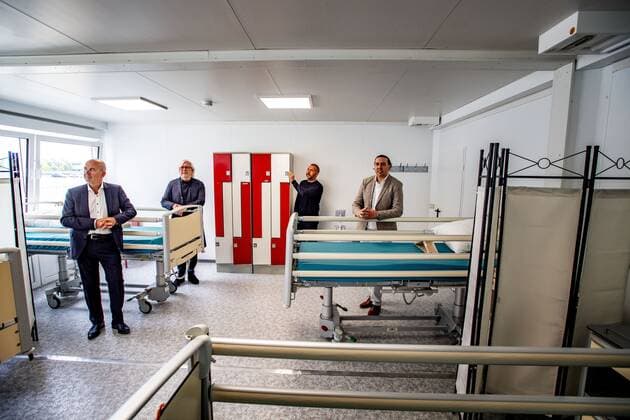 DEN HAAG (VLNR) Wethouder Bert van Alphen, Mohammed Hamdi (algemeen directeur ADO Den Haag), Martijn van Rheenen (initiator DoneerEenDorp) en Bram Schinkelshoek (directeur Kessler Stichting) tijdens de sleuteloverdracht van de corona-zorglocatie voor dak- en thuislozen, bij het stadion van ADO Den Haag. De opvang is een initiatief van de voetbalclub en DoneerEenDorp. ROBIN UTRECHT xVIxANPxSportx xRobinxUtrechtxIVx 410884640