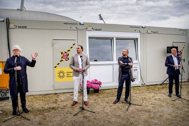 DEN HAAG (VLNR) Wethouder Bert van Alphen, Mohammed Hamdi (algemeen directeur ADO Den Haag), Martijn van Rheenen (initiator DoneerEenDorp) en Bram Schinkelshoek (directeur Kessler Stichting) tijdens de sleuteloverdracht van de corona-zorglocatie voor dak- en thuislozen, bij het stadion van ADO Den Haag. De opvang is een initiatief van de voetbalclub en DoneerEenDorp. ROBIN UTRECHT xVIxANPxSportx xRobinxUtrechtxIVx 410884769