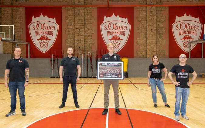 Bilder des Jahres 2020, Sport 05 Mai Sport Themen der Woche KW21 Sport Bilder des Tages Deutschland, Wuerzburg, Trainingszentrum, 22.05.2020, emspor, emonline, despor, deonline, Basketball, BBL, Spendenuebergabe der beiden Fanclubs von s.Oliver Wuerzburg Bild: (von links): Simon Luksch, Alexander Kütt (beide Red Passion Würzburg), SOW-Geschäftsführer Steffen Liebler, Christina Kröner und André Hofmann (beide Würzburg Youngstars) Die beiden Fanclubs, Wuerzburg Youngstars e.V. und Red Passion Wuerzburg spenden die Erloese aus dem Verkauf der Geistertickets sowie die Pfandspenden der zurueckliegenden Saison in Hoehe von zusammen 3000 Euro an s.Oliver Wuerzburg. Weiterhin haben auch noch alle Dauerkarten-Inhaber die Moeglichkeit Ihren Verzicht auf anteilige Rueckerstattung online unter www.soliver-wuerzburg.de tickets sow-much-love zu erklaeren. Mit diesen gemeinsamen Aktionen soll der Profi-Basketball in der Domstadt nachhaltig gesichert werden. *** Germany, Wuerzburg, Training Center, 22 05 2020, emspor, emonline, despor, deonline, Basketball, BBL, donation handover of the two fan clubs of s Oliver Wuerzburg Picture from left Simon Luksch, Alexander Kütt both Red Passion Würzburg , SOW Managing Director Steffen Liebler, Christina Kröner and André Hofmann both Würzburg Youngstars The two fan clubs, Wuerzburg Youngstars e V and Red Passion Wuerzburg donate the proceeds from the sale of the ghost tickets as well as the deposit of 3000 Euro to Oliver Wuerzburg Furthermore, all season ticket holders have the opportunity to declare their renunciation of a proportional refund online at www soliver wuerzburg de tickets so much love With these joint actions, the professional basketball in the cathedral city will be secured for the long term Copyright: HMBxMedia xHeikoxBecker