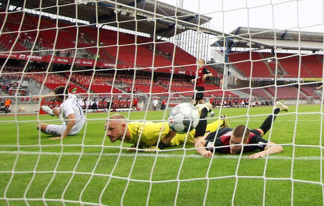Bilder des Jahres 2020, Sport 05 Mai Sport Themen der Woche KW21 Sport Bilder des Tages Nürnberg - Aue 22.05.2020 Nürnberg, 22.05.2020, Max-Morlock-Stadion, Fussball, GER, 2.Bundesliga, 27.Spieltag , 1.FC Nürnberg vs. FC Erzgebirge Aue , Im Bild: Tor für Erzgebirge Aue. Dimitrij Nazarov (li., 10, Aue) trifft zum 0:1 gegen Torwart Felix Dornebusch (21, Nürnberg) und Fabian Nürnberger Nuernberger (15, Nürnberg). , Gemäß den Vorgaben der DFL Deutsche Fußball Liga ist es untersagt, in dem Stadion und oder vom Spiel angefertigte Fotoaufnahmen in Form von Sequenzbildern und oder videoähnlichen Fotostrecken zu verwerten bzw. verwerten zu lassen. , Foto: PICTURE POINT Sven Sonntag Poolfoto , Nürnberg Bayern Deutschland *** Nürnberg Aue 22 05 2020 Nürnberg, 22 05 2020, Max Morlock Stadium, Soccer, GER, 2 Bundesliga, 27 Matchday , 1 FC Nürnberg vs. FC Erzgebirge Aue , In the picture goal for Erzgebirge Aue Dimitrij Nazarov li , 10, Aue scores to 0 1 against goalkeeper Felix Dornebusch 21, Nürnberg and Fabian Nürnberger Nuernberger 15, Nuremberg , In accordance with the regulations of the DFL Deutsche Fußball Liga, it is prohibited to use or have used in the stadium and or the game photographs in the form of sequence images and or video-like photo series , Foto PICTURE POINT Sven Sonntag Poolfoto , Nürnberg Bayern Deutschland Poolfoto Pool Sven Sonntag ,EDITORIAL USE ONLY