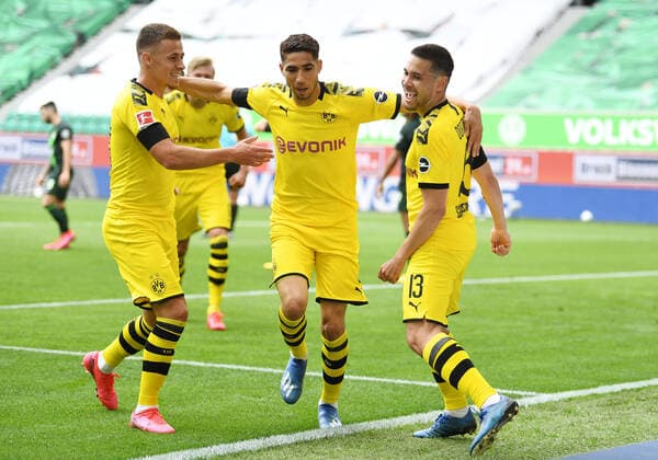 Bilder des Jahres 2020, Sport 05 Mai Sport Themen der Woche KW21 Sport Bilder des Tages Fussball 0:1 Tor, Jubel, v.l. Thorgan Hazard, Achraf Hakimi, Torschuetze Raphael Guerreiro (Dortmund) Wolfsburg, 23.05.2020, Fussball Bundesliga, VfL Wolfsburg - Borussia Dortmund Wolfsburg Nur für journalistische Zwecke. Only for editorial use. (DFL DFB REGULATIONS PROHIBIT ANY USE OF PHOTOGRAPHS as IMAGE SEQUENCES and or QUASI-VIDEO) *** Football 0 1 goal, cheers, v l Thorgan Hazard, Achraf Hakimi, scorer Raphael Guerreiro Dortmund Wolfsburg, 23 05 2020, Bundesliga football, VfL Wolfsburg Borussia Dortmund Wolfsburg Poolfoto Groothuis Witters Pool Witters ,EDITORIAL USE ONLY