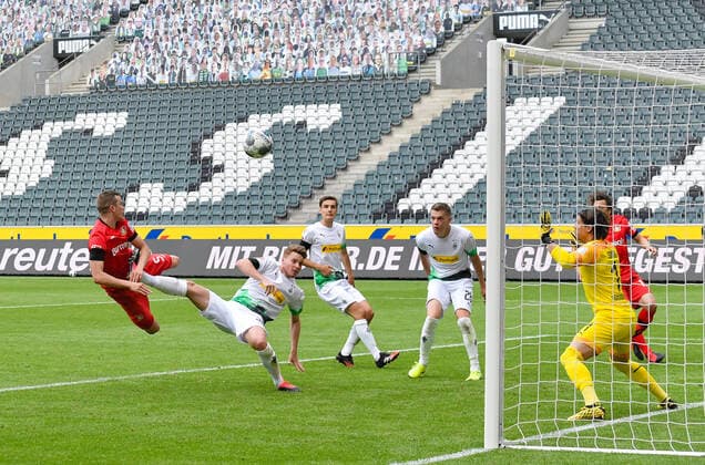 Bilder des Jahres 2020, Sport 05 Mai Sport Themen der Woche KW21 Sport Bilder des Tages Borussia Mönchengladbach - Bayer Leverkusen, 23.05.2020 Fussball, 1. Bundesliga, Saison 19 20, 27. Spieltag, Borussia Mönchengladbach - Bayer Leverkusen, 23.05.2020: Tor zum 1:3 durch einen Kopfball von Sven Bender (Leverkusen) gegen Nico Elvedi (BMG), Matthias Ginter (BMG) und Torwart Yann Sommer (BMG) Foto: Maik Hölter team2sportphoto PoolviaNorbert Schmidt Nur für journalistische Zwecke! Only for editorial use! Gemäß den Vorgaben der DFL Deutsche Fußball Liga ist es untersagt, in dem Stadion und oder vom Spiel angefertigte Fotoaufnahmen in Form von Sequenzbildern und oder videoähnlichen Fotostrecken zu verwerten bzw. verwerten zu lassen. DFL regulations prohibit any use of photographs as image sequences and or quasi-video. Mönchengladbach Borussia Park NRW Deutschland *** Borussia Mönchengladbach Bayer Leverkusen, 23 05 2020 Football, 1 Bundesliga, Season 19 20, 27 Matchday, Borussia Mönchengladbach Bayer Leverkusen, 23 05 2020 Goal to the 1 3 by a header from Sven Bender Leverkusen against Nico Elvedi BMG , Matthias Ginter BMG and goalkeeper Yann Sommer BMG Foto Maik Hölter team2sportphoto PoolviaNorbert Schmidt Only for journalistic purposes Only for editorial use According to the rules of the DFL Deutsche Fußball Liga it is prohibited, to use or have used photographs taken in the stadium and or of the match in the form of sequence images and or video-like photo sequences DFL regulations prohibit any use of photographs as image sequences and or quasi video Mönchengladbach Borussia Park NRW Germany Poolfoto Maik Hölter team2sportphoto PoolviaNorbert Schmidt ,EDITORIAL USE ONLY