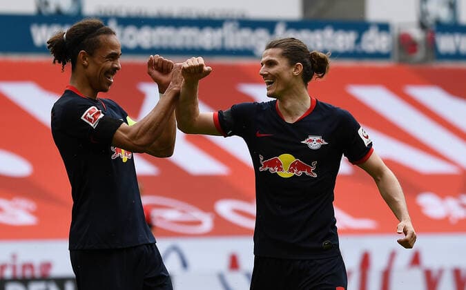 Bilder des Jahres 2020, Sport 05 Mai Sport Themen der Woche KW21 Sport Bilder des Tages Fussball 1.Bundesliga, FSV Mainz 05 - RB Leipzig 24.05.2020, xpsx, Fussball 1.Bundesliga, Spieltag 27, FSV Mainz 05 - RB Leipzig emspor, v.l. Yussuf Poulsen (RB Leipzig), Marcel Sabitzer (RB Leipzig) celebrate the goal, Der Torjubel zum 0:3 Foto: Patrick Scheiber Jan Huebner Pool (DFL DFB REGULATIONS PROHIBIT ANY USE OF PHOTOGRAPHS as IMAGE SEQUENCES and or QUASI-VIDEO) Nur für journalistische Zwecke. Only for editorial use. Mainz Opel Arena Rheinland Pfalz Deutschland (DE) *** Fussball 1 Bundesliga, FSV Mainz 05 RB Leipzig 24 05 2020, xpsx, Fussball 1 Bundesliga, Matchday 27, FSV Mainz 05 RB Leipzig emspor, from Yussuf Poulsen RB Leipzig , Marcel Sabitzer RB Leipzig celebrate the goal, The goal celebration for 0 3 Photo Patrick Scheiber Jan Huebner Pool DFL DFB REGULATIONS PROHIBIT ANY USE OF PHOTOGRAPHS as IMAGE SEQUENCES and or QUASI VIDEO Only for journalistic purposes Only for editorial use Mainz Opel Arena Rheinland Pfalz Germany EN Poolfoto Patrick Scheiber JanHuebner Pool ,EDITORIAL USE ONLY