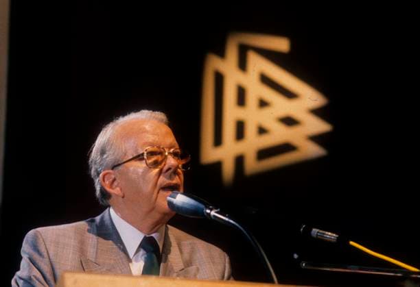 DFB Bundestag in Trier 28 10 1989 DFB President Hermann Neuberger at the microphone, behind him the DFB logo Only for journalistic purposes Only for editorial use HM