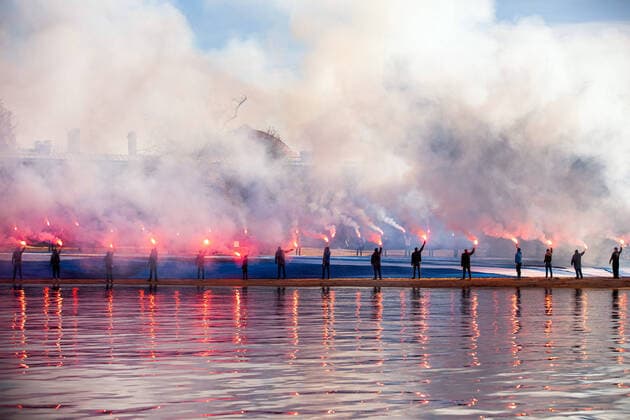 Bilder des Jahres 2020, Sport 05 Mai Sport Themen der Woche KW22 Sport Bilder des Tages ST PETERSBURG, RUSSIA - MAY 25, 2020: FC Zenit St Petersburg s fans light flares by the Peter and Paul Fortress as they prepare to launch a hot air balloon with a handwritten banner marking the 95th anniversary of the foundation of FC Zenit St Petersburg. The banner shows a composite character of a fan and a football player of FC Zenit St Petersburg, holding a club banner in his hands. FC Zenit St Petersburg s Press Office TASS  TS0DA35B