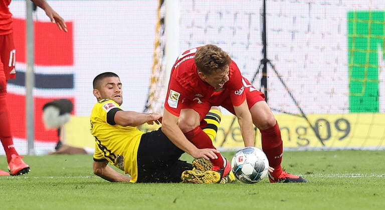 Sport Soccer 1 Bundesliga Season 19 20 28 Matchday, 26 05 2020, BVB,Borussia Dortmund FC Bayern Munich, DAHOUD, BVB Foul on KIMMICH Sport Soccer 1 Bundesliga Season 19 20 28 Matchday, 26 05 2020, BVB,Borussia Dortmund FC Bayern Munich, Photo Jürgen Fromme firosportphoto POOL City Dortmund Signal Iduna Park State NRW Germany Poolfoto Jürgen Fromme firo Sportphoto POOL ,EDITORIAL USE ONLY Nur für journalistische Zwecke. Only for editorial use. (DFL DFB REGULATIONS PROHIBIT ANY USE OF PHOTOGRAPHS as IMAGE SEQUENCES and or QUASI-VIDEO). National and international News-Agencies OUT