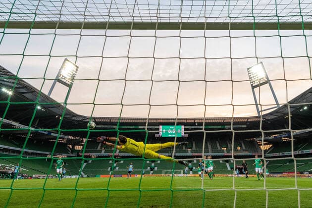 Bilder des Jahres 2020, Sport 05 Mai Sport Themen der Woche KW22 Sport Bilder des Tages SV Werder Bremen vs Borussia Moenchengladbach, 26.05.2020 Glanzparade Jiri Pavlenka (Werder Bremen 01) Aufgenommen mit der Hintertor Remote Kamera nphgm001: Fussball: 1. Bundesliga: Saison 19 20: 28. Spieltag: SV Werder Bremen vs Borussia Moenchengladbach, 26.05.2020 Foto: gumzmedia nordphoto POOL Bremen wohninvest Weserstadion Bremen DEUTSCHLAND DFL regulations prohibit any use of photographs as image sequences and or quasi-video. *** SV Werder Bremen vs Borussia Moenchengladbach, 26 05 2020 Brilliant save Jiri Pavlenka Werder Bremen 01 Shot with the back goal remote camera Sport nphgm001 Football 1 Bundesliga season 19 20 28 Matchday SV Werder Bremen vs Borussia Moenchengladbach, 26 05 2020 Photo gumzmedia nordphoto POOL Bremen wohninvest Weserstadion Bremen GERMANY Poolfoto gumzmedia nordphoto ,EDITORIAL USE ONLY