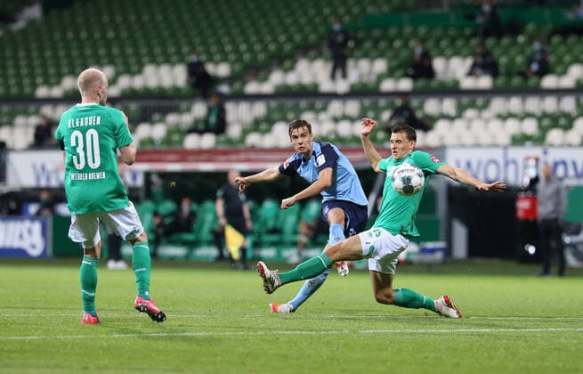 Bilder des Jahres 2020, Sport 05 Mai Sport Themen der Woche KW22 Sport Bilder des Tages 26.05.2020, Bremen - Moenchengladbach 26.05.2020, Fussball 1. Bundesliga 2019 2020, 28. Spieltag, SV Werder Bremen - Borussia Moenchengladbach, im Wohninvest Weserstadion (Bremen). v.li: Davy Klaassen (Werder Bremen), Florian Neuhaus (Borussia Mönchengladbach), Maximilian Eggestein (Werder Bremen). Foto: Cathrin Mueller M.i.S. Pool Nur für journalistische Zwecke! Only for editorial use! Gemäß den Vorgaben der DFL Deutsche Fußball Liga ist es untersagt, in dem Stadion und oder vom Spiel angefertigte Fotoaufnahmen in Form von Sequenzbildern und oder videoähnlichen Fotostrecken zu verwerten bzw. verwerten zu lassen. DFL regulations prohibit any use of photographs as image sequences and or quasi-video. Bremen Bremen Deutschland *** 26 05 2020, Bremen Moenchengladbach 26 05 2020, Fussball 1 Bundesliga 2019 2020, 28 Matchday, SV Werder Bremen Borussia Moenchengladbach, im Wohninvest Weserstadion Bremen v li Davy Klaassen Werder Bremen , Florian Neuhaus Borussia Mönchengladbach , Maximilian Eggestein Werder Bremen Photo Cathrin Mueller M i S Pool Only for journalistic purposes Only for editorial use According to the regulations of the DFL Deutsche Fußball Liga it is prohibited to use or have used photographs taken in the stadium and or of the match in the form of sequence images and or video-like photo sequences DFL regulations prohibit any use of photographs as image sequences and or quasi video Bremen Bremen Bremen Deutschland Poolfoto Cathrin Mueller M.i.S. ,EDITORIAL USE ONLY