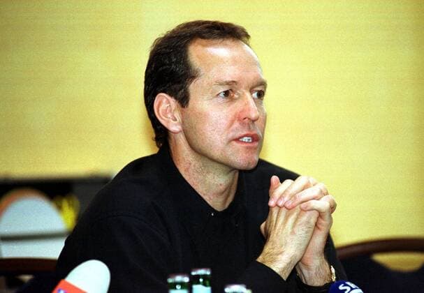 Former US international Tom Dooley will be presented at the Victors Residenz Hotel as a new coach of the second division soccer team 1 FC Saarbrücken on Monday 21 01 2002. The board and team hope to get out of the table under Dooleys leadership Former coach Heribert Weber is now FCS sports director SBR04