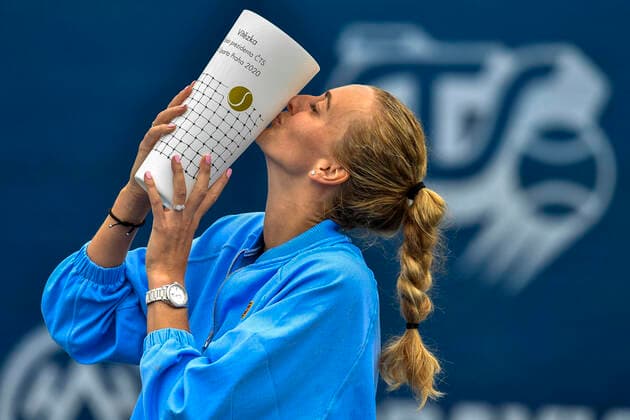 Bilder des Jahres 2020, Sport 05 Mai Sport Themen der Woche KW22 Sport Bilder des Tages Tenisovy turnaj O pohar prezidenta CTS, 28. kvetna 2020 v Praze - finale. Petra Kvitova s trofeji pro vitezku. CTKPhotoP202005280723601 VIS 011