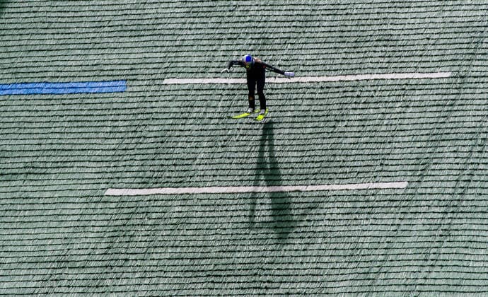 Bilder des Jahres 2020, Sport 05 Mai Sport Themen der Woche KW22 27-05-2020 Oberhof -Schanzen im Kanzlersgrund Zu einem ersten Trainingslagerer2020 weilte die Skisprungnationalmannschaft Deutschlands in Oberhof . Auf der HS100m-Schanze absolvierten die Skispringerund Nk die ersten Trainingssprünge. Vinzens Geiger ( GER) *** 27 05 2020 Oberhof Schanzen im Kanzlersgrund Germanys national ski jumping team visited Oberhof for its first training camp2020 The ski jumpers and Nk completed the first training jumps of Vinzens violinist GER on the HS100m ski jump