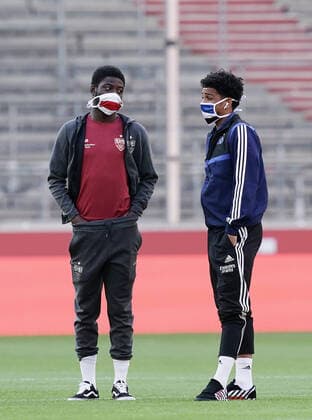 Bilder des Jahres 2020, Sport 05 Mai Sport Themen der Woche KW22 Sport Bilder des Tages Fussball v.l. Clinton Mola, Xavier Amaechi (HSV) mit Gesichtsmaske Stuttgart, 28.05.2020, Fussball 2. Bundesliga, VfB Stuttgart - Hamburger SV Stuttgart *** Football v l Clinton Mola, Xavier Amaechi HSV with face mask Stuttgart, 28 05 2020, Football 2 Bundesliga, VfB Stuttgart Hamburger SV Stuttgart Poolfoto Wagner Witters Pool Witters ,EDITORIAL USE ONLY