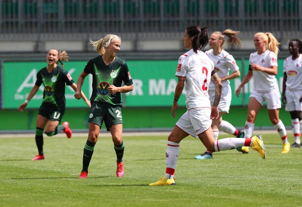 Wolfsburg vs. Cologne, BL Frauen Wolfsburg, Germany, 29 05 2020, FUSSBALL VfL Wolfsburg vs. 1 FC Köln, Flyeralarm Frauen Bundesliga, Season 2019 20 Pernille Harder VfL Wolfsburg cheers with the team after their penalty goal for 1 0 Wolfsburg