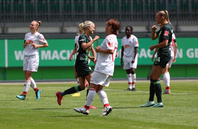 Wolfsburg vs. Cologne, BL Frauen Wolfsburg, Germany, 29 05 2020, FUSSBALL VfL Wolfsburg vs. 1 FC Köln, Flyeralarm Frauen Bundesliga, Season 2019 20 Pernille Harder VfL Wolfsburg cheers with the team after their penalty goal for 1 0 Wolfsburg