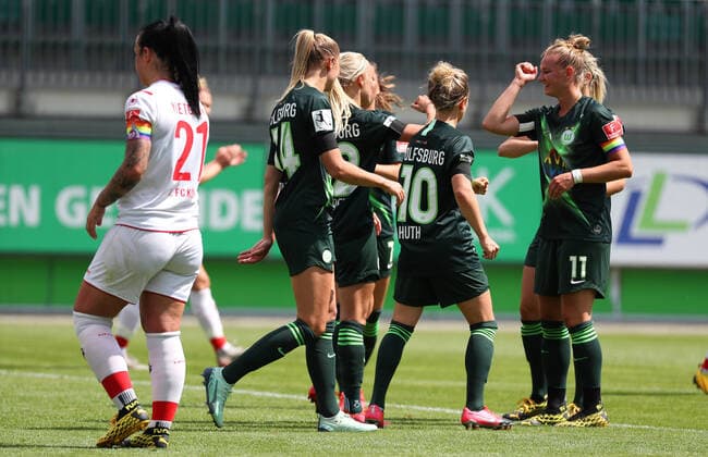 Wolfsburg vs. Cologne, BL Frauen Wolfsburg, Germany, 29 05 2020, FUSSBALL VfL Wolfsburg vs. 1 FC Köln, Flyeralarm Frauen Bundesliga, Season 2019 20 Pernille Harder VfL Wolfsburg cheers with the team after their penalty goal for 1 0 Wolfsburg