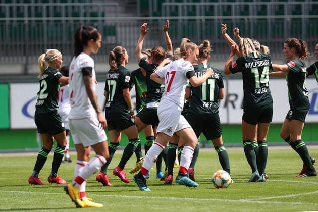 Wolfsburg vs. Cologne, BL Frauen Wolfsburg, Germany, 29 05 2020, FUSSBALL VfL Wolfsburg vs. 1 FC Köln, Flyeralarm Frauen Bundesliga, Season 2019 20 Pernille Harder VfL Wolfsburg cheers with the team after their penalty goal for 1 0 Wolfsburg