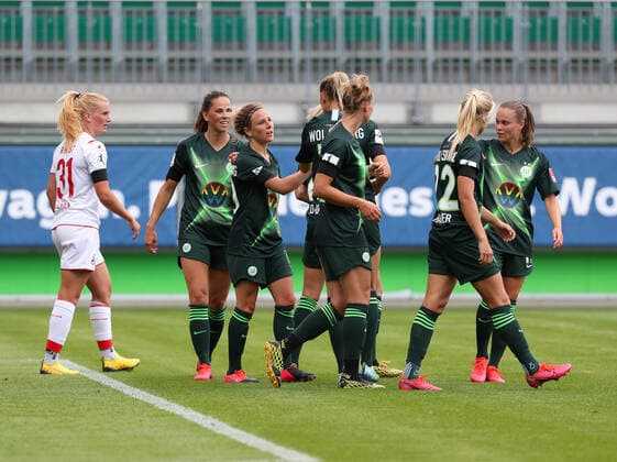 Wolfsburg vs. Cologne, BL Frauen Wolfsburg, Germany, 29 05 2020, FUSSBALL VfL Wolfsburg vs. 1 FC Köln, Flyeralarm Frauen Bundesliga, Season 2019 20 Svenja Huth VfL Wolfsburg cheers with the team after their goal for 2 0 Wolfsburg