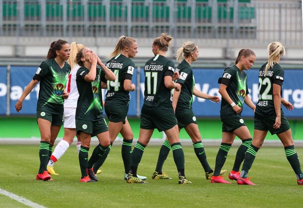 Wolfsburg vs. Cologne, BL Frauen Wolfsburg, Germany, 29 05 2020, FUSSBALL VfL Wolfsburg vs. 1 FC Köln, Flyeralarm Frauen Bundesliga, Season 2019 20 Svenja Huth VfL Wolfsburg cheers with the team after their goal for 2 0 Wolfsburg