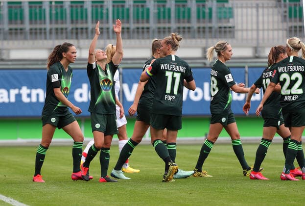 Wolfsburg vs. Cologne, BL Frauen Wolfsburg, Germany, 29 05 2020, FUSSBALL VfL Wolfsburg vs. 1 FC Köln, Flyeralarm Frauen Bundesliga, Season 2019 20 Svenja Huth VfL Wolfsburg cheers with the team after their goal for 2 0 Wolfsburg
