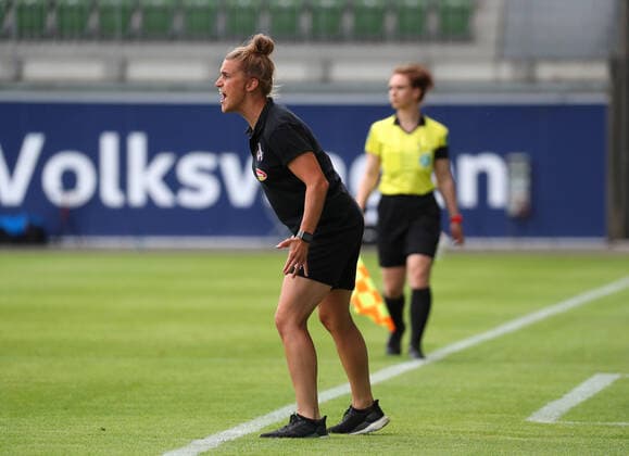 Wolfsburg vs. Cologne, BL Frauen Wolfsburg, Germany, 29 05 2020, FUßBALL VfL Wolfsburg vs. 1 FC Köln, flyer alert Womens Bundesliga, season 2019 20 Co Coach Mirella Junker Cologne loudly on the sidelines, gesticulating Wolfsburg