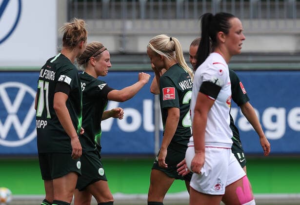 Wolfsburg vs. Cologne, BL Frauen Wolfsburg, Germany, 29 05 2020, FUSSBALL VfL Wolfsburg vs. 1 FC Köln, Flyeralarm Frauen Bundesliga, Season 2019 20 Svenja Huth VfL Wolfsburg cheers with the team after their goal for 2 0 Wolfsburg
