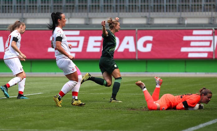 Wolfsburg vs. Cologne, BL Frauen Wolfsburg, Germany, 29 05 2020, FUSSBALL VfL Wolfsburg vs. 1 FC Köln, Flyeralarm Frauen Bundesliga, Season 2019 20 Alexandra Popp VfL Wolfsburg cheers with the team after their goal for the 3-0, Goalkeeper Elvira Herzog Köln, Peggy Nietgen Köln Wolfsburg