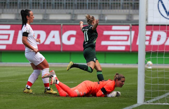 Wolfsburg vs. Cologne, BL Frauen Wolfsburg, Germany, 29 05 2020, FUßBALL VfL Wolfsburg vs. 1 FC Köln, Flyeralarm Frauen Bundesliga, Season 2019 20 Alexandra Popp VfL Wolfsburg cheers with the team after their goal for 3-0, Goalkeeper Elvira Herzog Köln Wolfsburg