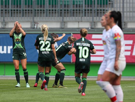 Wolfsburg vs. Cologne, BL Frauen Wolfsburg, Germany, 29 05 2020, FUßBALL VfL Wolfsburg vs. 1 FC Köln, Flyeralarm Frauen Bundesliga, Season 2019 20 Alexandra Popp VfL Wolfsburg cheers with the team after their goal for 3 0 Wolfsburg
