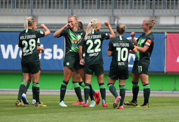 Wolfsburg vs. Cologne, BL Frauen Wolfsburg, Germany, 29 05 2020, FUßBALL VfL Wolfsburg vs. 1 FC Köln, Flyeralarm Frauen Bundesliga, Season 2019 20 Alexandra Popp VfL Wolfsburg cheers with the team after their goal for 3 0 Wolfsburg