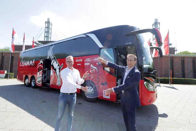 Bilder des Jahres 2020, Sport 05 Mai Sport Themen der Woche KW22 Sport Bilder des Tages Der neue Bus mit den Namen der Verzichter wird vorgestellt. Alex Wehrle und zwei Verzichter sind vor Ort von links: Alexander Wehrle (1.FC Köln), Tobias Rulle (Geschäftsfürer Autohaus Senden Nutzfahrzeuge) 29.05.2020 *** Sport The new bus with the names of the surrenderers is presented Alex Wehrle and two surrenderers are on site from left Alexander Wehrle 1 FC Köln , Tobias Rulle Managing Director Autohaus Senden Nutzfahrzeuge 29 05 2020