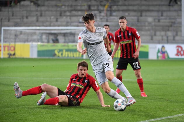 Bilder des Jahres 2020, Sport 05 Mai Sport Themen der Woche KW22 Sport Bilder des Tages SC Freiburg - Bayer 04 Leverkusen, 29.05.2020 Dominique Heintz (SC Freiburg, l.) gegen Kai Havertz (Leverkusen, r.). Fussball: 1. Bundesliga: Saison 19 20: 29. Spieltag: SC Freiburg - Bayer 04 Leverkusen, 29.05.2020 Foto: Markus Gilliar GES POOL via David Inderlied Kirchner-Media Nur für journalistische Zwecke! Only for editorial use! Gemäß den Vorgaben der DFL Deutsche Fußball Liga ist es untersagt, in dem Stadion und oder vom Spiel angefertigte Fotoaufnahmen in Form von Sequenzbildern und oder videoähnlichen Fotostrecken zu verwerten bzw. verwerten zu lassen. DFL regulations prohibit any use of photographs as image sequences and or quasi-video. National and international news-agencies out. Freiburg BW Deutschland *** SC Freiburg Bayer 04 Leverkusen, 29 05 2020 Dominique Heintz SC Freiburg, l against Kai Havertz Leverkusen, r Sport Football 1 Bundesliga Season 19 20 29 Matchday SC Freiburg Bayer 04 Leverkusen, 29 05 2020 Photo Markus Gilliar GES POOL via David Inderlied Kirchner Media Only for journalistic purposes Only for editorial use According to the regulations of the DFL Deutsche Fußball Liga it is prohibited to use or have used photographs taken in the stadium and or of the match in the form of sequence images and or video-like photo sequences DFL regulations prohibit any use of photographs as image sequences and or quasi video National and international news agencies out Freiburg BW Germany Poolfoto Kirchner-Media David Inderlied Markus Gilliar GES POOL ,EDITORIAL USE ONLY