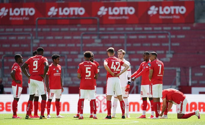 Football Team Mainz in front of empty seats in the Opel Arena Mainz, 30 05 2020, Bundesliga, 1 FSV Mainz 05 TSG 1899 Hoffenheim Mainz Poolfoto Wagner Witters Pool Witters ,EDITORIAL USE ONLY