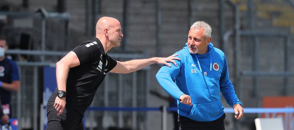Welcome of the coaches before kick-off, v l coach Marco Antwerp Eintracht Braunschweig and coach Pavel Dotchev FC Viktoria Koeln DFL REGULATIONS PROHIBIT ANY USE OF PHOTOGRAPHS AS IMAGE SEQUENCES AND OR QUASI VIDEO