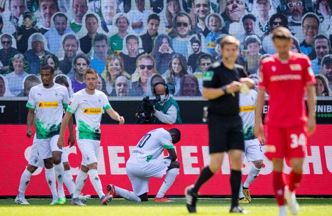 Bilder des Jahres 2020, Sport 05 Mai Borussia Moenchengladbach - Union Berlin, 31.05.2020 Torjubel: Marcus Thuram (BMG) gegen Rassismus 31.05.2020, Fussball, 1. Bundesliga, Saison 2019 20, 29. Spieltag, Borussia Moenchengladbach - Union Berlin, Foto: MORITZ MUELLER POOL Nur für journalistische Zwecke! Only for editorial use! Moenchengladbach Borussia Park NRW Deutschland *** Borussia Moenchengladbach Union Berlin, 31 05 2020 Goal celebration Marcus Thuram BMG against racism 31 05 2020, football, 1 Bundesliga, season 2019 20, 29 Matchday, Borussia Moenchengladbach Union Berlin, photo MORITZ MUELLER POOL Only for journalistic use Only for editorial use Moenchengladbach Borussia Park NRW Germany Poolfoto Moritz Mueller ,EDITORIAL USE ONLY Nur für journalistische Zwecke. Only for editorial use. (DFL DFB REGULATIONS PROHIBIT ANY USE OF PHOTOGRAPHS as IMAGE SEQUENCES and or QUASI-VIDEO). National and international News-Agencies OUT
