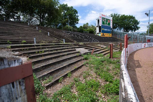 Sport Football 3 Bundesliga Season 19 20 28 Matchday SC Preußen Münster Hallescher FC Kirchner Media Fussball 3 Bundesliga Season 19 20 31 05 2020 SC Preußen Münster Hallescher FC Halle Empty Standing room at the first ghost game in the Preußenstadion Photo David Inderlied Kirchner Media POOL DFB regulations prohibit any use of photographs as image sequences and or quasi video EDITORIAL USE ONLY National and international News Agencies OUT City of Münster Federal State NRW Germany Poolfoto David Inderlied Kirchner-Media POOL ,EDITORIAL USE ONLY