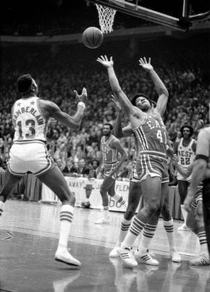 June 2, 2020, USA: Wilt Chamberlain (13) and Wes Unseld (41) reach for a rebound during the 1973 NBA, Basketball Herren, USA All-Star Game that was played at Chicago Stadium on Jan. 23, 1973. USA - ZUMAm67_ 20200602_zaf_m67_007 Copyright: xPhilxMascionex