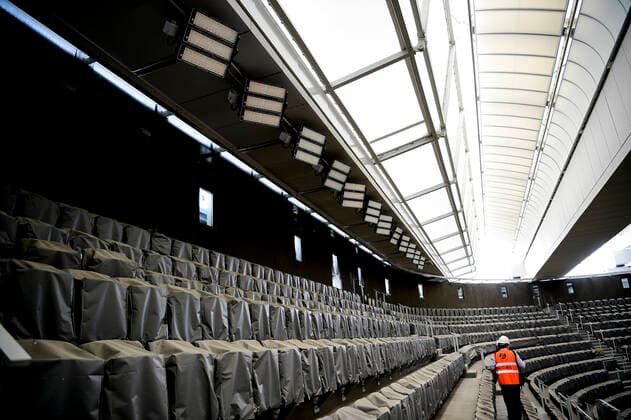 Travaux en cours sur le central de Roland Garros avec l avancee de la pose du toit sur le court Philippe Chatrier installation de l Eclairage NEWS : Travaux en cours a Roland Garros - Paris - 03 06 2020 JBAutissier Panoramic 