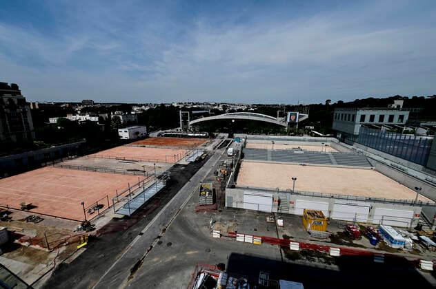 Travaux en cours sur le central de Roland Garros avec l avancee de la pose du toit sur le court Philippe Chatrier NEWS : Travaux en cours a Roland Garros - Paris - 03 06 2020 JBAutissier Panoramic 
