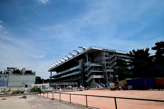 Travaux en cours sur le central de Roland Garros avec l avancee de la pose du toit sur le court Philippe Chatrier NEWS : Travaux en cours a Roland Garros - Paris - 03 06 2020 JBAutissier Panoramic 