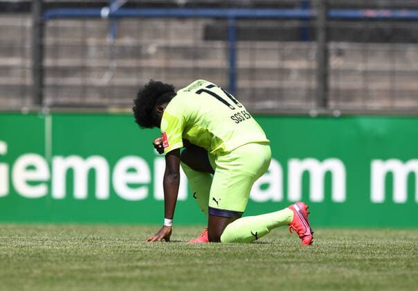 Fussball, Frauen, Saison 2019 2020, DFB-Pokal (Viertelfinale), 1. FFC Turbine Potsdam - SGS Essen, Nicole Anyomi (SGS Essen), Jubel nach Tor zum 1:1 in der Pose des NFL, American Football Herren, USA Profis Colin Kaepernick zum Gedenken an den in Minneapolis getöteten Farbigen George Floyd, 03.06. 2020, *** Soccer, women, season 2019 2020, DFB Pokal quarterfinal, 1 FFC Turbine Potsdam SGS Essen, Nicole Anyomi SGS Essen, cheers after goal to 1 1 in the pose of NFL professional Colin Kaepernick in memory of colored George Floyd killed in Minneapolis, 03 06 2020, Copyright: xMatthiasxKochx