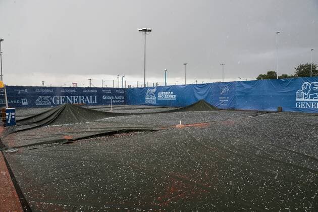 Sport Bilder des Tages TENNIS - Austrian Pro Series MARIA ENZERSDORF,AUSTRIA,03.JUN.20 - TENNIS - Generali Austrian Pro Series. Image shows rain and hail at the center court. GEPAxpictures xPhilippxBrem